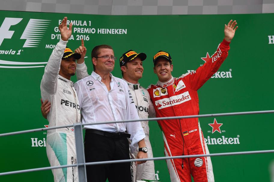 ... e visto da vicino: Nico Rosberg e Lewis Hamilton su Mercedes occupano i primi due posti, Sebastian Vettel su Ferrari 